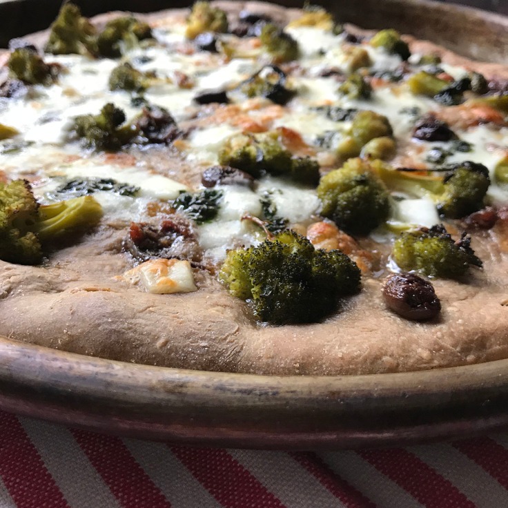 pizza-scura-acciughe-broccoli-mozzarella-ricetta