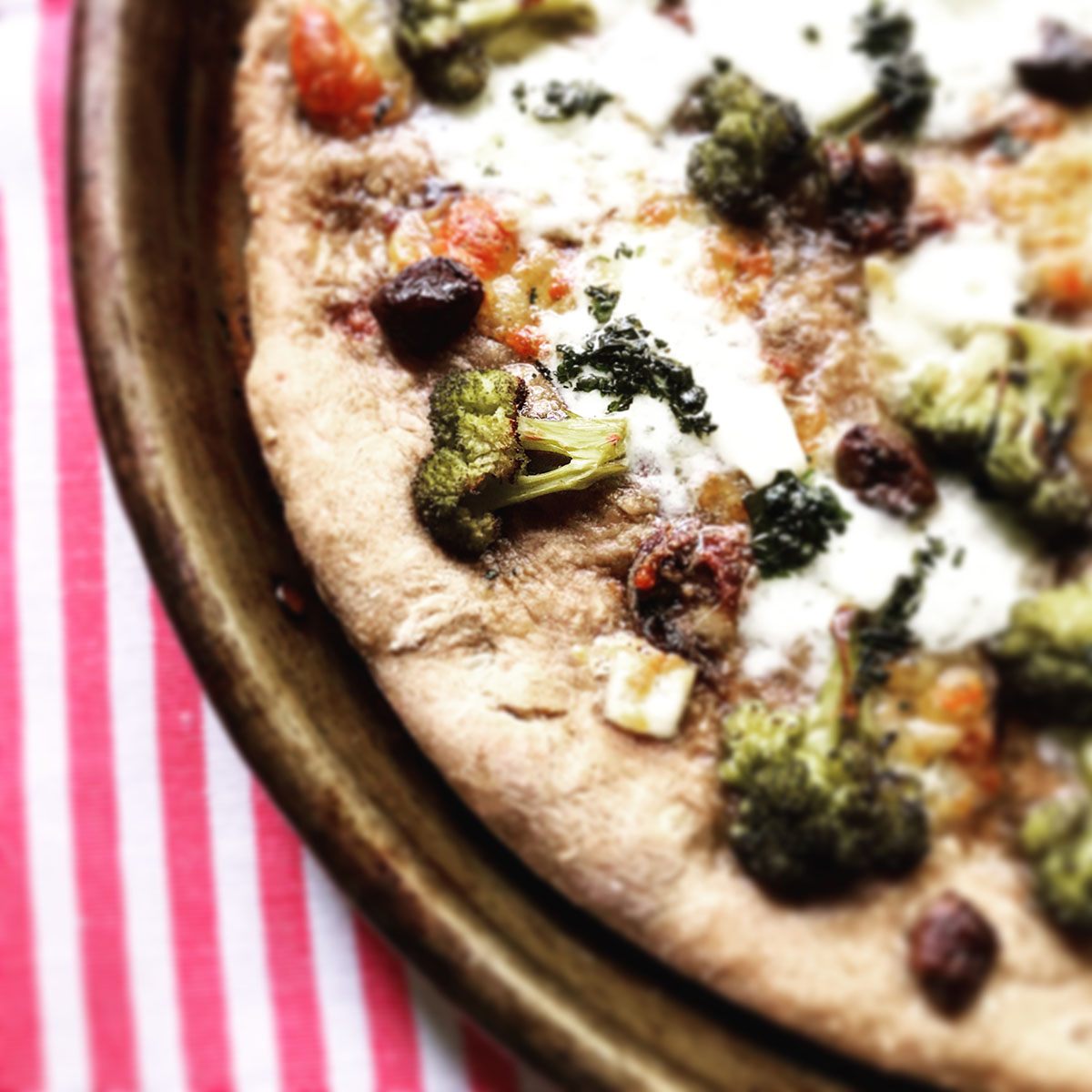 pizza-scura-acciughe-broccoli-mozzarella